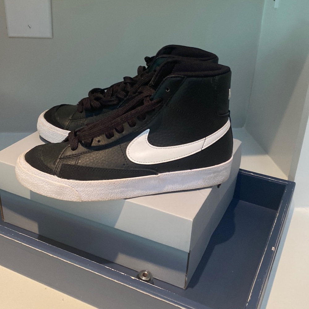 Boys Nike Blazers - Like New- size 5